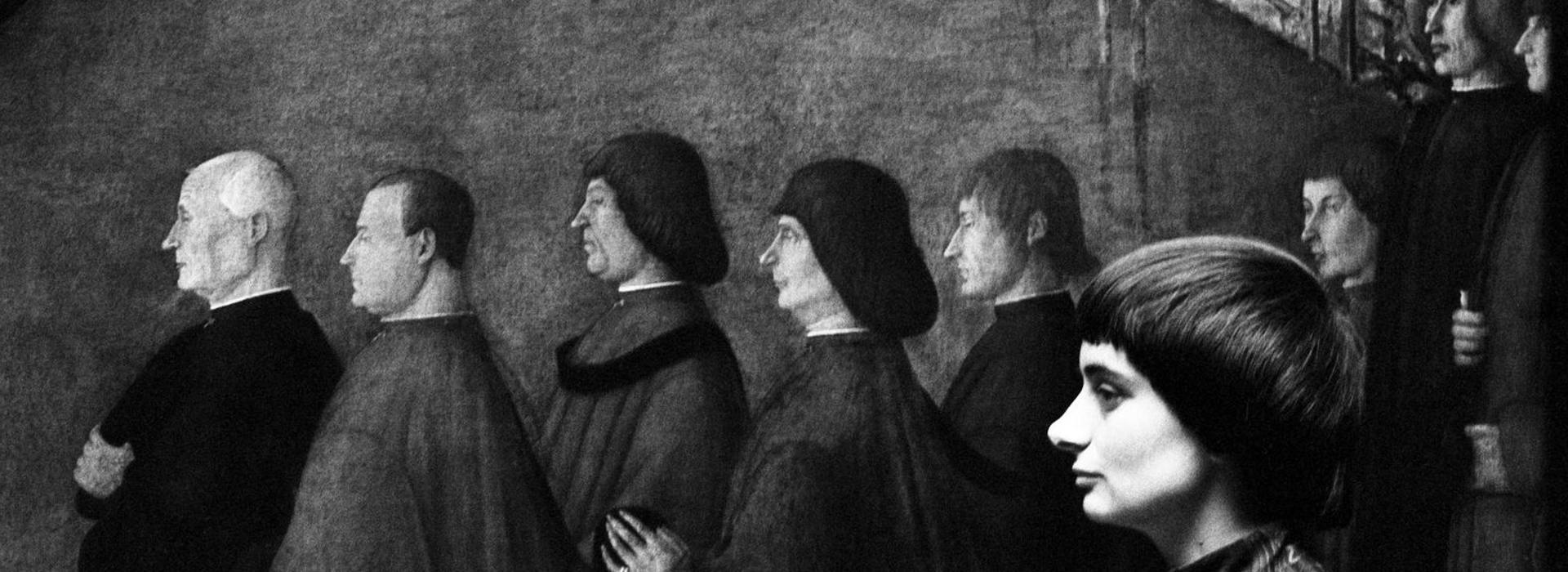 Agnès Varda, Autoportrait devant une peinture de Gentile Bellini, Venise, 1959. © Succession Agnès Varda