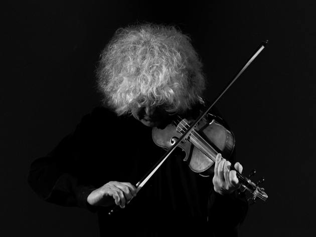 Angelo Branduardi - Auditorium Parco della Musica Ennio Morricone Official Website Foto in bianco e nero di Angelo Branduardi mentre suona il violino - Auditorium Parco della Musica Ennio Morricone Official Website