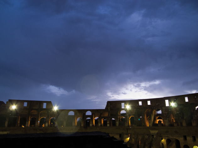 La Luna sul Colosseo La Luna sul Colosseo