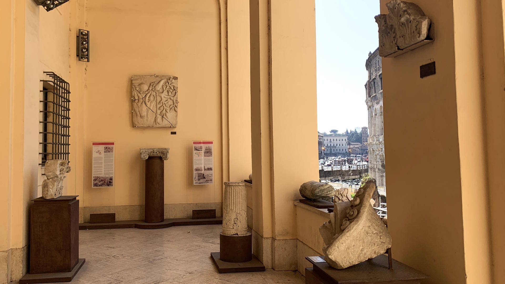 Cortile del Tempio di Apollo in Circo ph. Turismo Roma