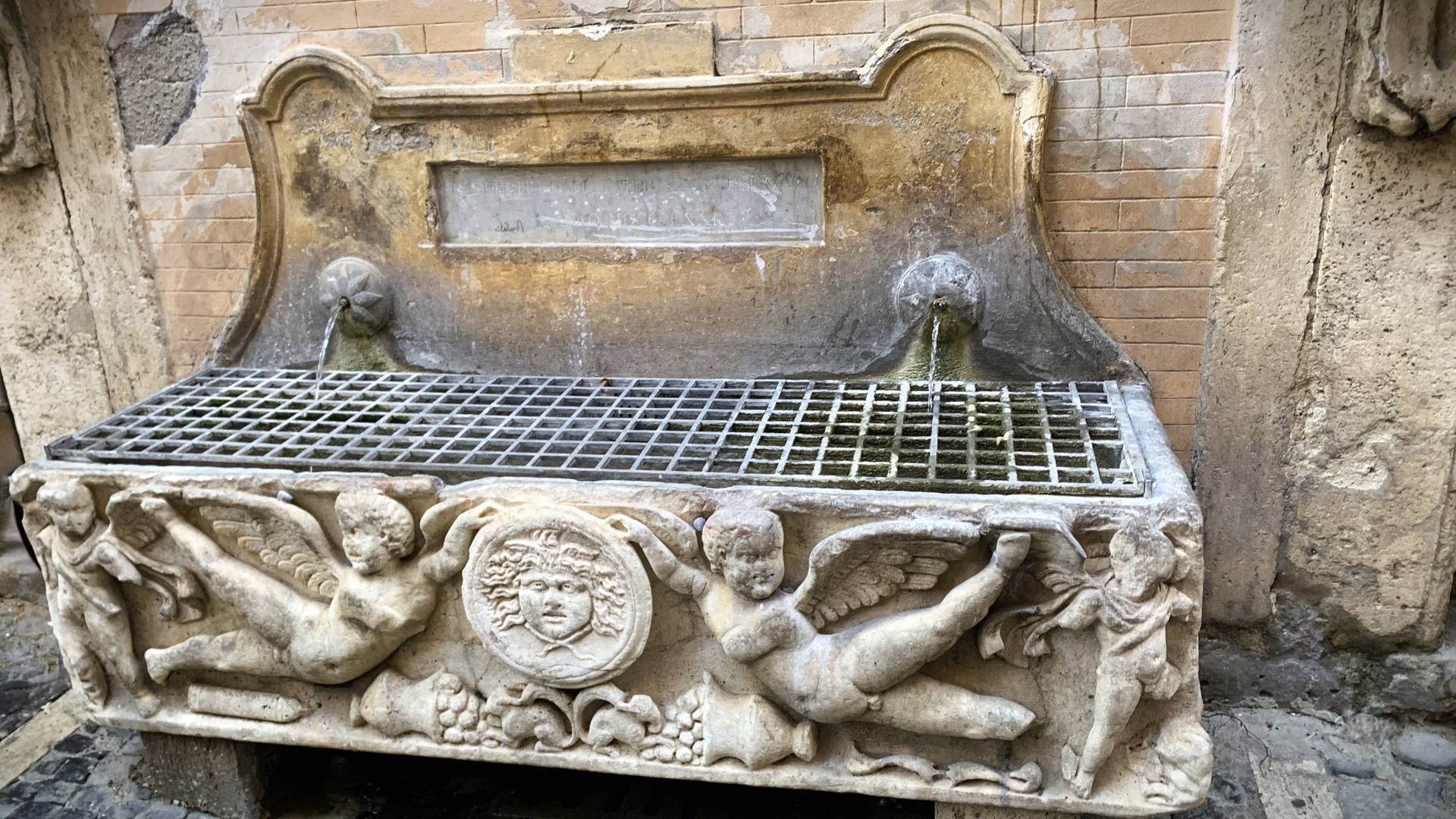 Fontana sarcofago di via Santo Stefano del Cacco ph. Turismo Roma Fontana sarcofago di via Santo Stefano del Cacco ph. Turismo Roma