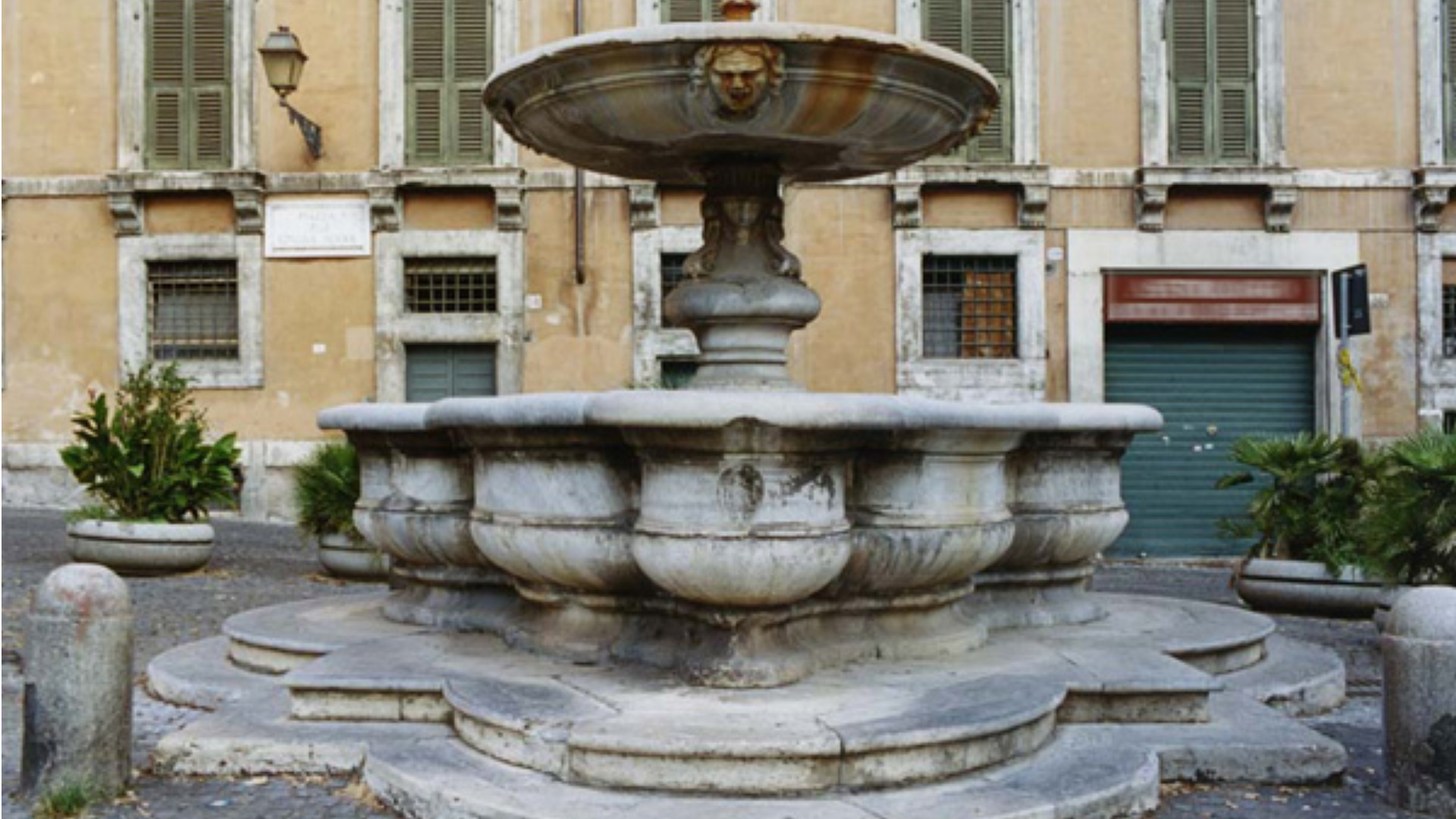 Fontana in piazza delle Cinque Scole