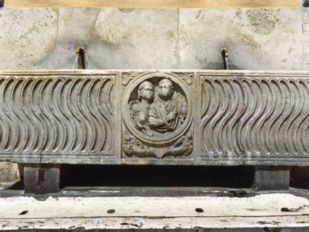 Fontana sarcofago lato Basilica Santa Maria del Popolo ph Sovrintendenza Capitolina ai Beni Culturali
