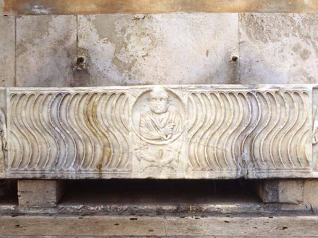 Fontana sarcofago lato Caserma Giacomo Acqua