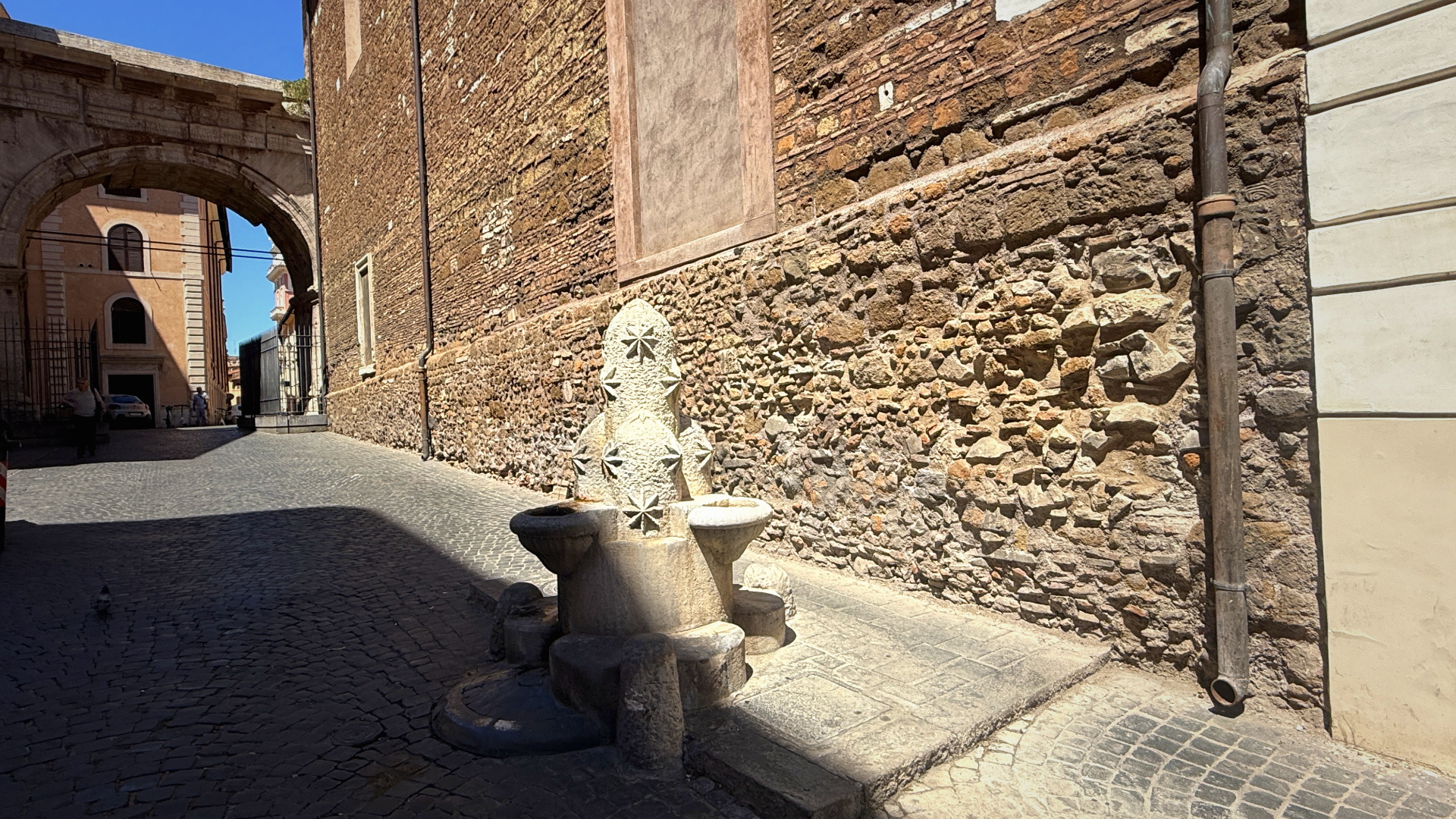 Fontanella di via di San Vito ph. Turismo Roma