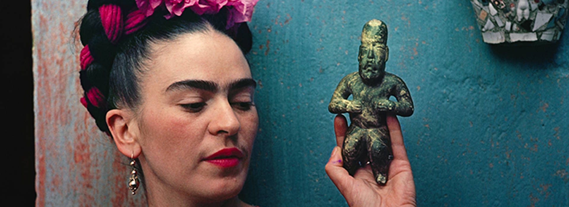 Frida con statuetta Olmeca, Coyoacán, 1939  © Nickolas Muray Photo Archive