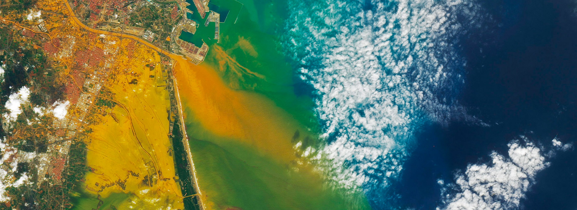 Inondazioni a Valencia, Spagna ph. NASA Earth Observatory Landsat 8 satellite Lauren Dauphin (dettaglio) Inondazioni a Valencia, Spagna ph. NASA Earth Observatory Landsat 8 satellite Lauren Dauphin (dettaglio)