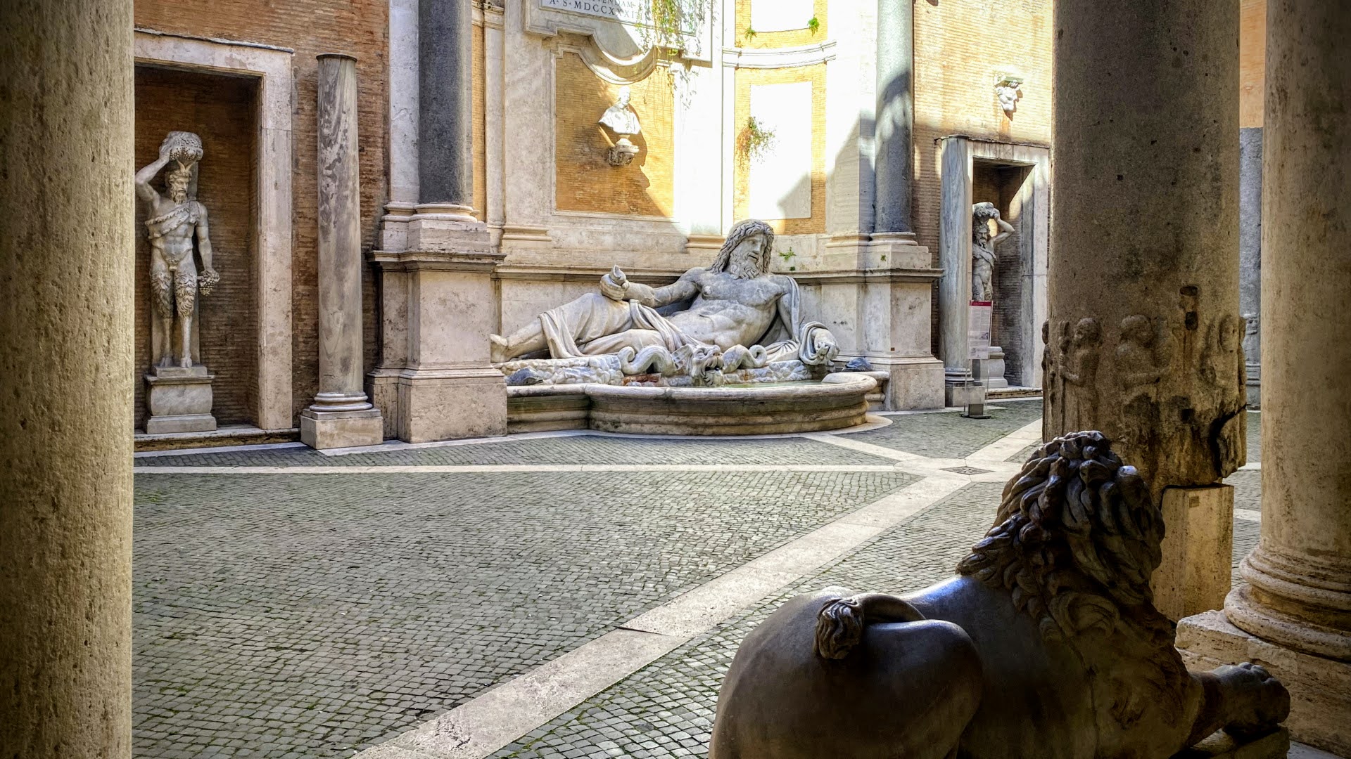 Marforio - Palazzo Nuovo ph. Turismo Roma Marforio - Palazzo Nuovo ph. Turismo Roma