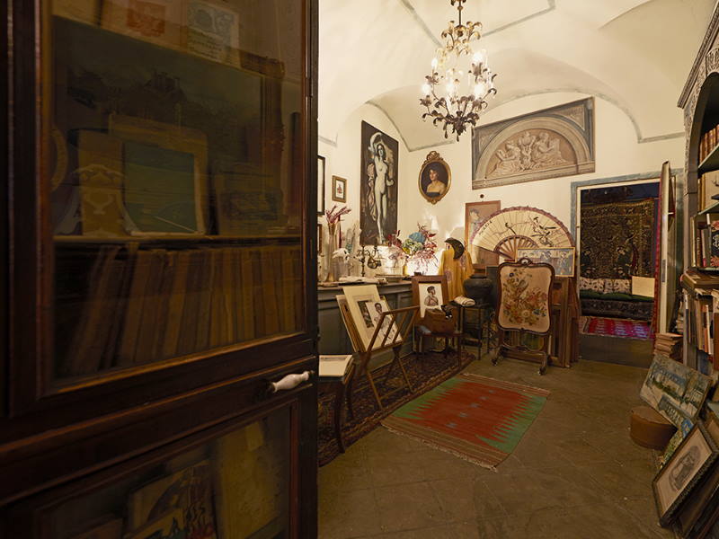 Terza sala con porta segreta- Antica Libreria Cascianelli