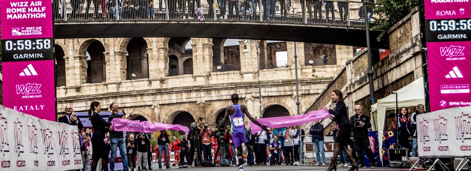 Wizz Air Rome Half Marathon 2025 Runner all'arrivo della Wizz Air Rome Half Marathon sullo sfondo del Colosseo