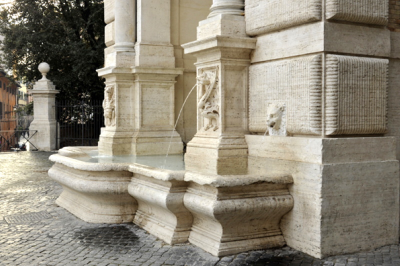 Fontana dell'Acqua Paola in piazza Trilussa, particolare