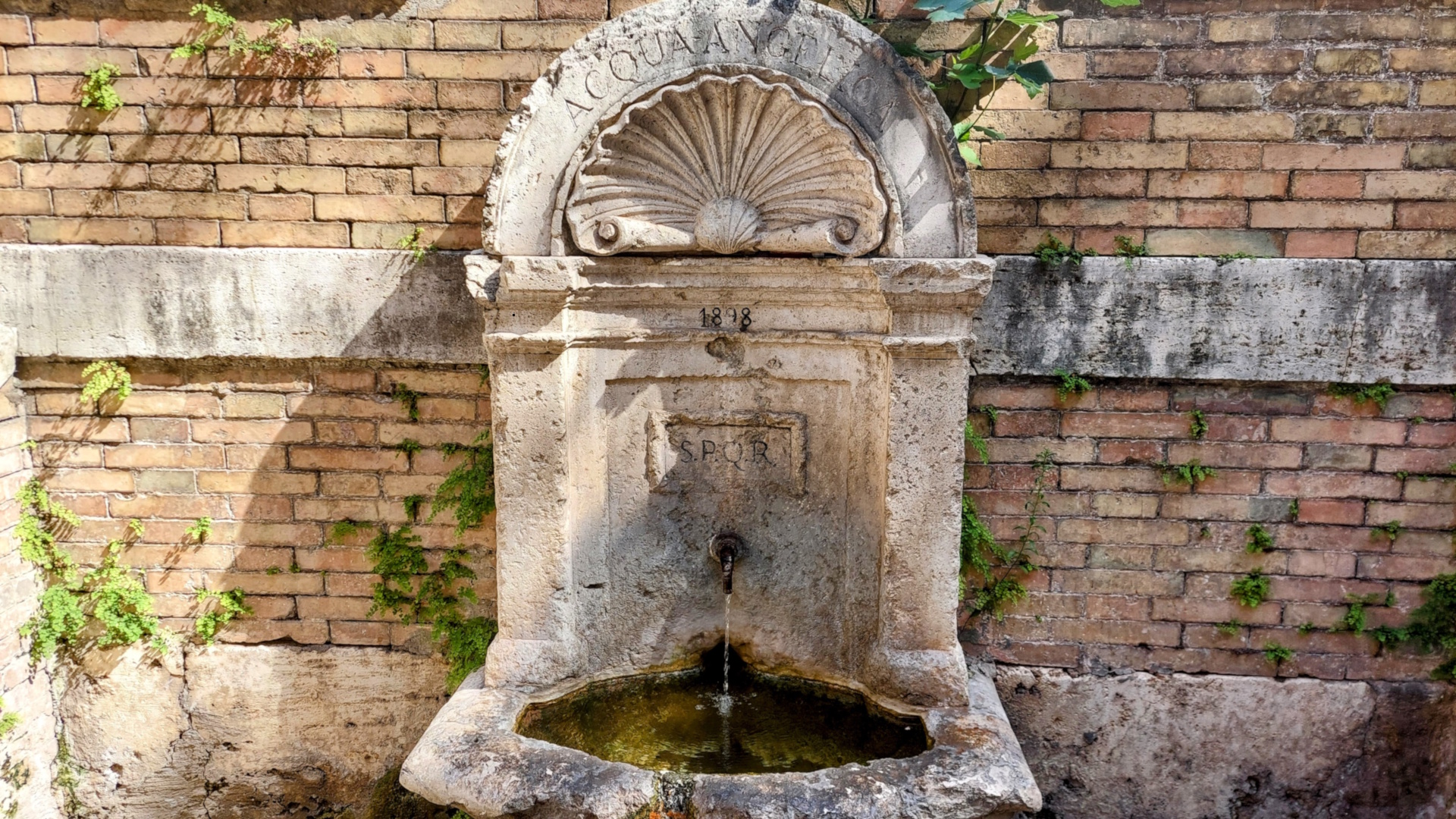 Fontana dell'Acqua Angelica a piazza delle Vaschette Foto Turismo Roma