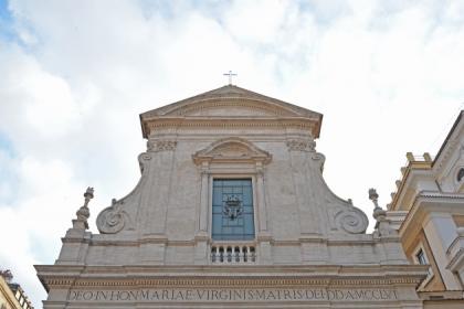 Santa Maria in Via - La facciata della chiesa vista da Largo Chigi