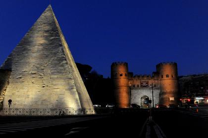 Piramide Cestia e Porta San Paolo by night