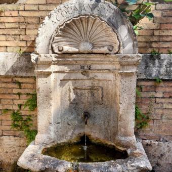 Fontana dell'Acqua Angelica a piazza delle Vaschette Foto Turismo Roma