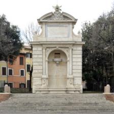 Fontana dell'Acqua Paola in piazza Trilussa