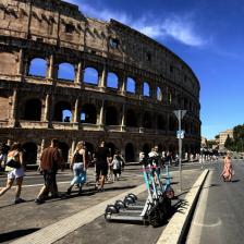 Monopattini al Colosseo ph. MM Turismo Roma