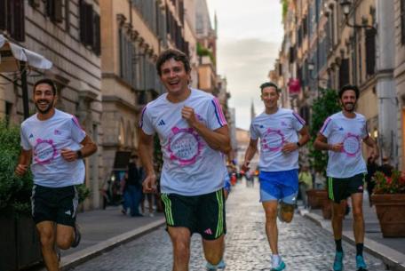 Adidas runners con la maglia ufficiale