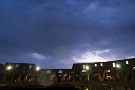 La Luna sul Colosseo La Luna sul Colosseo