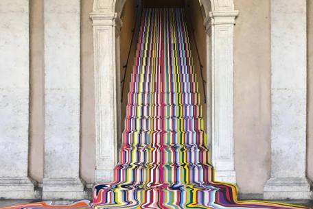 Ian Davenport, Poured Staircase (working title), 2021, installazione site-specific, Chiostro del Bramante, Roma, courtesy Ian Davenport Ian Davenport, Poured Staircase (working title), 2021, installazione site-specific, Chiostro del Bramante, Roma, courtesy Ian Davenport