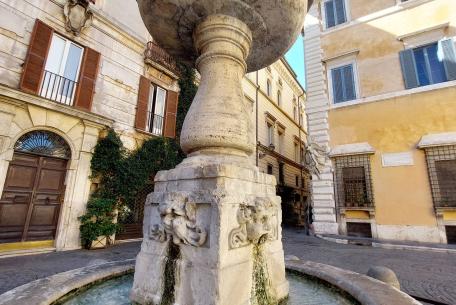 Fontana di Piazza San Simeone Fontana di Piazza San Simeone