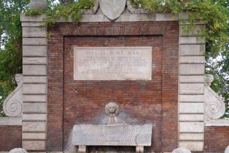 Fontana di Pio IX in Lungotevere Testaccio ph. sito web Sovrintendenza Capitolina ai Beni Culturali Fontana di Pio IX in Lungotevere Testaccio ph. sito web Sovrintendenza Capitolina ai Beni Culturali