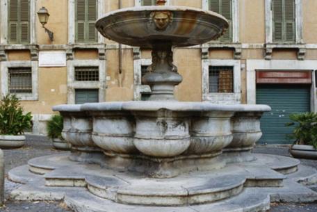 Fontana in piazza delle Cinque Scole