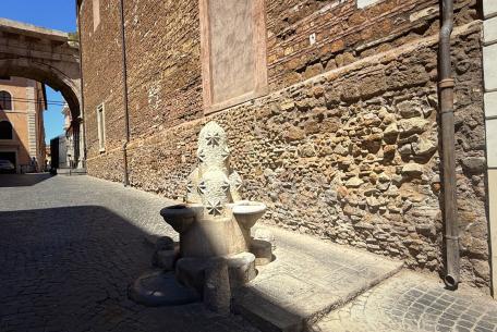 Fontanella di via di San Vito ph. Turismo Roma