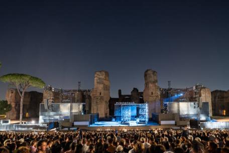 Il pubblico alle Terme di Caracalla, ph. Fabrizio Sansoni - Opera di Roma Il pubblico alle Terme di Caracalla, ph. Fabrizio Sansoni - Opera di Roma