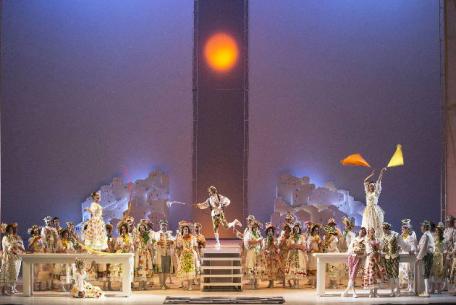 L'elisir d'amore, Un totale, ph Luciano Romano - Opera di Roma L'elisir d'amore, Un totale, ph Luciano Romano - Opera di Roma