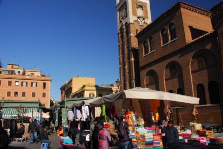 Il mercato di San Lorenzo e il campanile dell'Immacolata Il mercato di San Lorenzo e il campanile dell'Immacolata