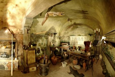 Laboratorio dell'alchimista del XVI secolo - Ricostruzione d’ambiente