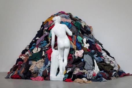 Michelangelo Pistoletto, Venere degli stracci, 1967, cemento, smalto, stracci, photo courtesy Galleria Continua San Gimignano Michelangelo Pistoletto, Venere degli stracci, 1967, cemento, smalto, stracci, photo courtesy Galleria Continua San Gimignano