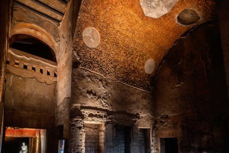 Moisai 2022. Voci contemporanee in Domus Aurea-Foto: sito ufficiale del Parco archeologico del Colosseo Moisai 2022. Voci contemporanee in Domus Aurea-Foto: sito ufficiale del Parco archeologico del Colosseo