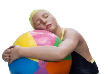 Monumental Brooke with beach ball - Carol A. Feuerman Monumental Brooke with beach ball - Carol A. Feuerman