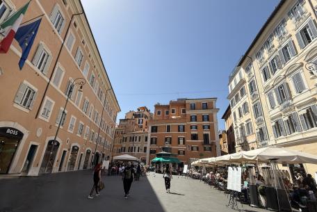 Piazza San Lorenzo in Lucina Ph. Turismo Roma