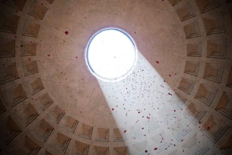 Pioggia di petali al Pantheon ph. Basilica di Santa Maria ad Martyres - Pantheon Pioggia di petali al Pantheon ph. Basilica di Santa Maria ad Martyres - Pantheon