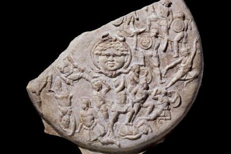 Scudo di Atena Parthenos cd. Stragford Da Atene, Marmo pentelico, III secolo d.C., Londra, British Museum, inv. 1864,0220.18 ©The Trustees of the British Museum Scudo di Atena Parthenos cd. Stragford Da Atene, Marmo pentelico, III secolo d.C., Londra, British Museum, inv. 1864,0220.18 ©The Trustees of the British Museum