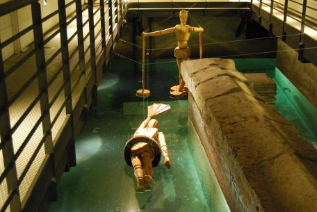 Sepolcro di Aulo Irzio Ph. Mostra di Leonardo Sepolcro di Aulo Irzio Ph. Mostra di Leonardo