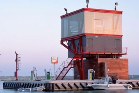 Foto: Maria Giuseppina Grasso Cannizzo, PMR2.2008 – Torre di controllo del Porto turistico, Marina di Ragusa (RG) 2008 © Hélène Binet. Foto: Maria Giuseppina Grasso Cannizzo, PMR2.2008 – Torre di controllo del Porto turistico, Marina di Ragusa (RG) 2008 © Hélène Binet.