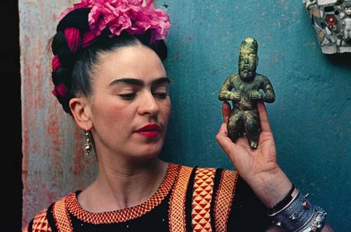 © Nickolas Muray Photo Archive, Frida con statuetta Olmeca, Coyoacán 1939 (stampata 2005),Stampa al carbone, 27,31x40 cm,cc 51,44x61,60x2,54 cm