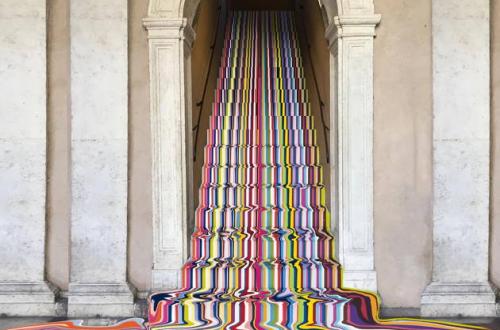 Ian Davenport, Poured Staircase (working title), 2021,  installazione site-specific, Chiostro del Bramante, Roma, courtesy Ian Davenport 