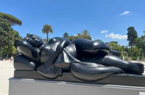 Fernando Botero, Donna distesa, 2003, Bronzo, 361x169x141 cm