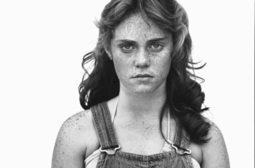Foto: Sandra Bennett, twelve year old, Rocky Ford, Colorado, August 23, 1980 ©The Richard Avedon Foundation Foto: Sandra Bennett, twelve year old, Rocky Ford, Colorado, August 23, 1980 ©The Richard Avedon Foundation