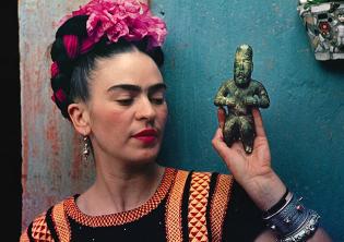 © Nickolas Muray Photo Archive, Frida con statuetta Olmeca, Coyoacán 1939 (stampata 2005),Stampa al carbone, 27,31x40 cm,cc 51,44x61,60x2,54 cm