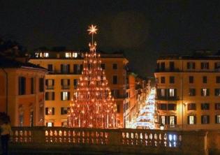 Albero di piazza di Spagna e luminarie di via dei Condotti ph. Roma Capitale Facebook Official