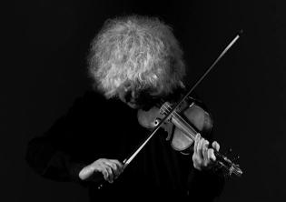Foto in bianco e nero di Angelo Branduardi mentre suona il violino - Auditorium Parco della Musica Ennio Morricone Official Website