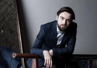 Daniil Trifonov – Čajkovskij: Sonata per pianoforte n. 2 op. 80, Chopin: Valzer: selezione, Barber: Sonata per pianoforte op. 26, Čajkovskij: La bella addormentata: selezione (arr. Mikhail Pletnev)-Foto: sito ufficiale dell'Auditorium Parco della Musica