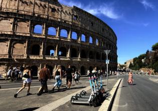 Monopattini al Colosseo ph. MM Turismo Roma Monopattini al Colosseo ph. MM Turismo Roma