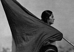 Tina Modotti. Donna, Fotografa, Militante. Una vita fra due mondi-Foto: Bandiera, 1928, Archivio della Fototeca Nazionale dell’INAH